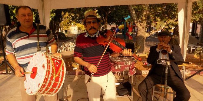 82 Yaşında Düğünlerde Çalıyor