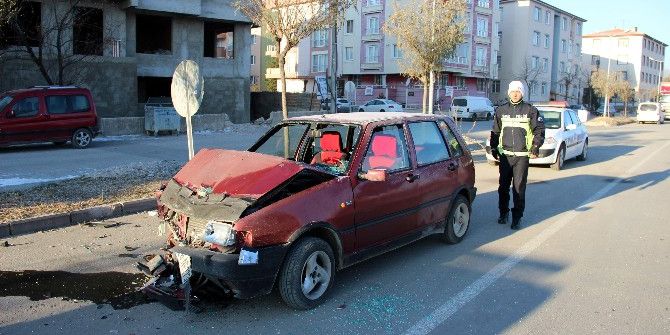 Otomobil, Park Halindeki Tır’a Çarptı: 2 Yaralı