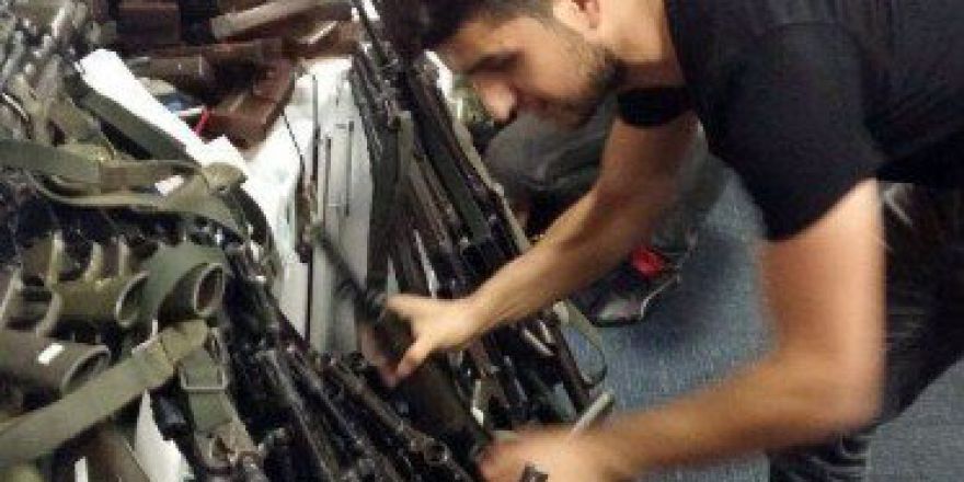 Bayrampaşa’da Polis Askerlerin Silahına El Koyarak Tankın Üzerine Çıktı