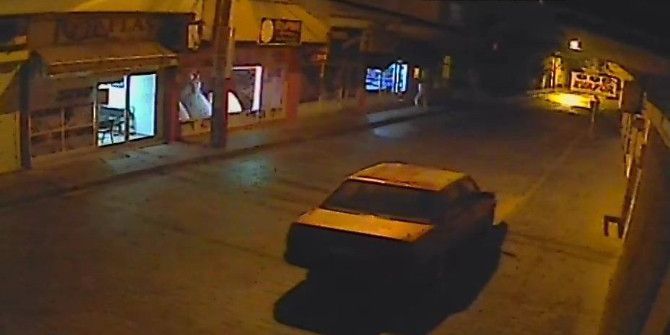 İş Yerlerinin Camlarını Böyle Kırdı