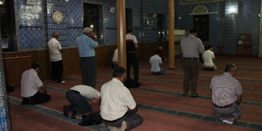Aksaray’da Vatandaşlar Camide Namaz Kılıp Dua Etti