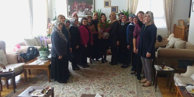 Ak Partili Kadınlar Vali Aktaş’ın Eşi Sonül Aktaş’ı Ziyaret Etti