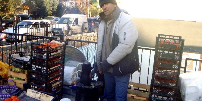 Soğuktan Etkilenen Pazarcı Çareyi Tezgahın Arkasına Soba Kurmakta Buldu