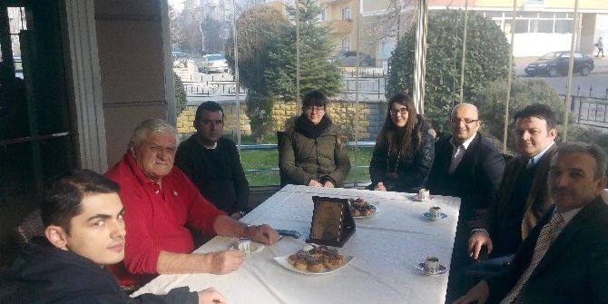 Okul Yönetimi Ve Öğrencilerden Okul Kurucusuna Ziyaret