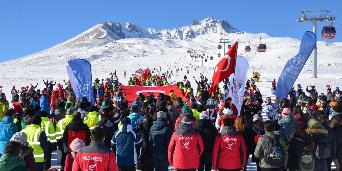 Kayakçılar Erciyes’te Dev Türk Bayrağı Açtı