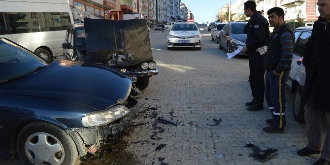 Besni’de İki Otomobil Çarpıştı