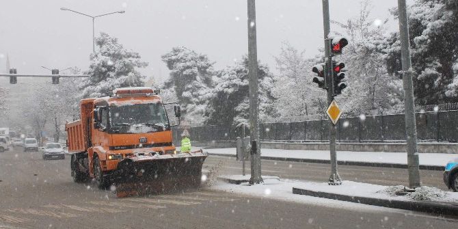 Pervari-doğan Karayolu Tipiden Dolayı Kapandı