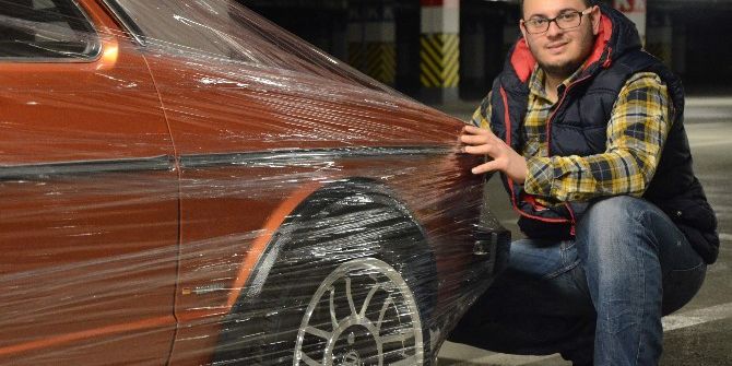 İz Kalmasın Diye Aracını Streç Film İle Sarıyor