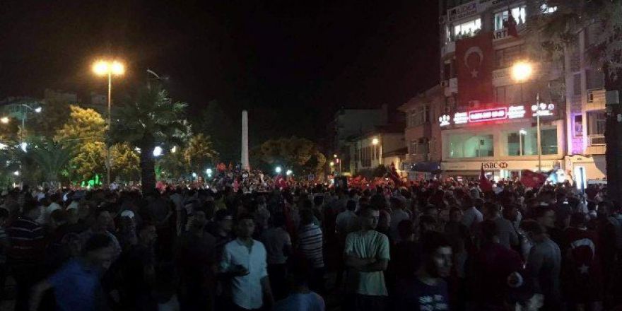 Aydın’da Vatandaş Darbe Girişimine Karşı Sokağa Döküldü