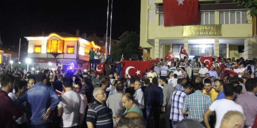 Tavşanlı’da 10 Bin Kişi Sokağa Döküldü