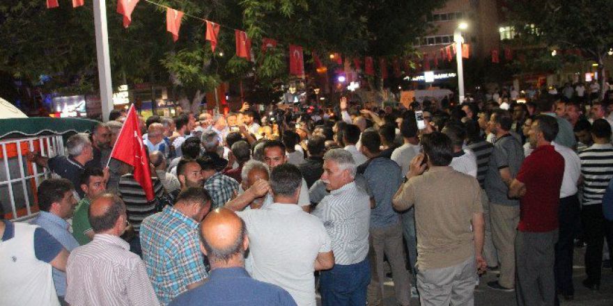 Elazığ’da Vatandaşlar Sokaklarda