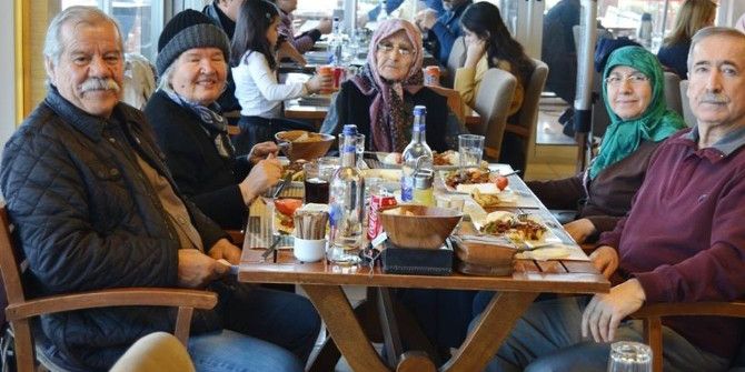 Burhaniye’ De Hikmet Nine’ye Yaş Günü Sürprizi