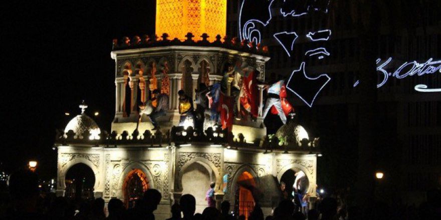 İzmir Kalkışma Girişimine Karşı Sokağa Döküldü