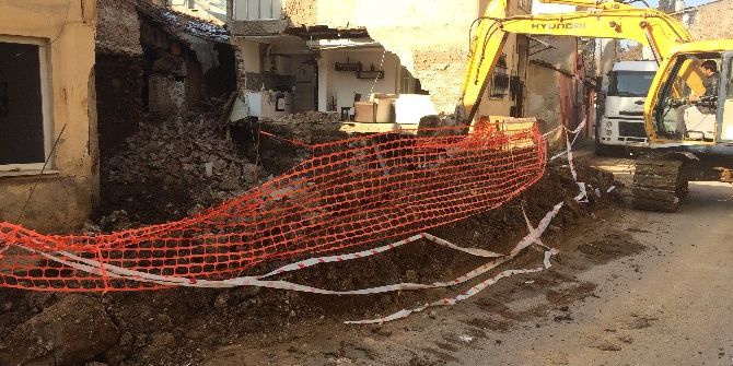 Duvarı Çöken Evin Mutfağı Ve Salonu Açıkta Kaldı