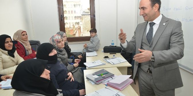 Suriyeli Anneler Kucaklarında Çocuklarıyla Türkçe Öğreniyor