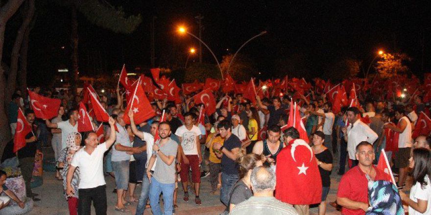 Fethiye’de Vatandaşlar Sokağa Döküldü