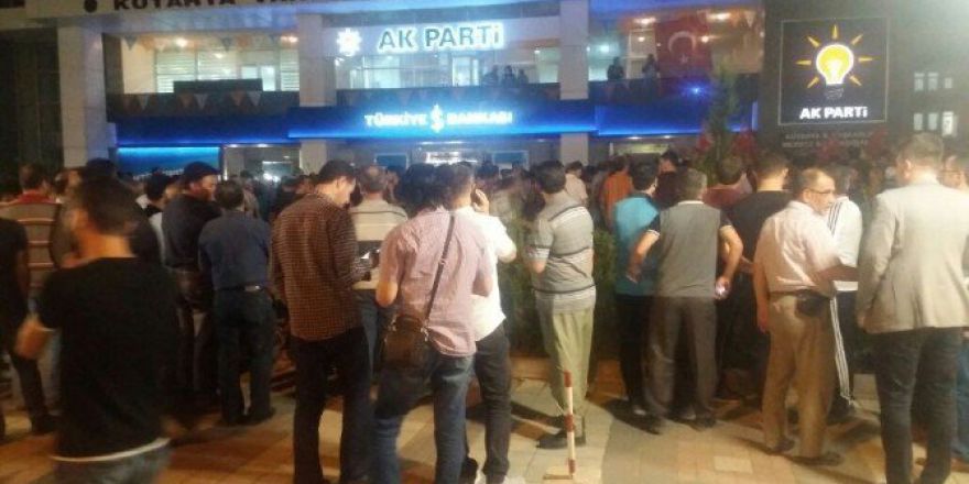 Kütahyalılar Darbe Girişimine Tepki Göstermek İçin Sokağa Döküldü