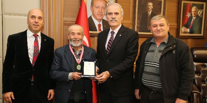 Çevreci Dedeye Anlamlı Ödül