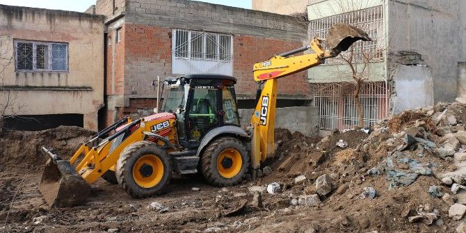 Batman’da Madde Bağımlılarının Kullandığı Metruk Yapı Yıkıldı