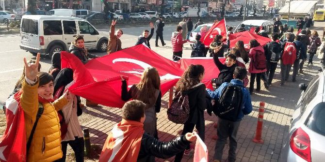 Bursa’da Orta Okul Öğrencileri Terörü Lanetledi