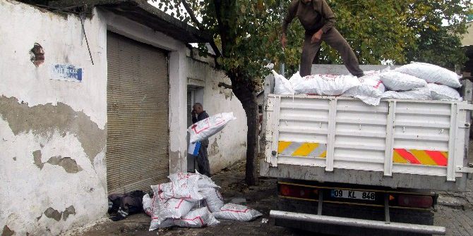 Çalıştıkları Yerden İhtiyaç Sahiplerine Dağıtılacak 7 Ton Kömürü Çaldılar