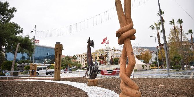 Alanya’da Ahşap Heykeller Lale Parkı’na Konuldu