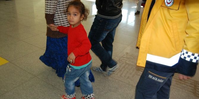 Parmağına Sıkışan Demir Halka Hastanede Çıkartıldı