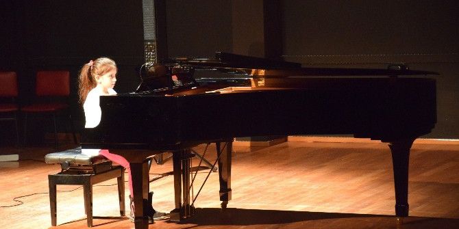 Piyano Ve Gitarın Uyumu Müzikseverleri Hayran Bıraktı