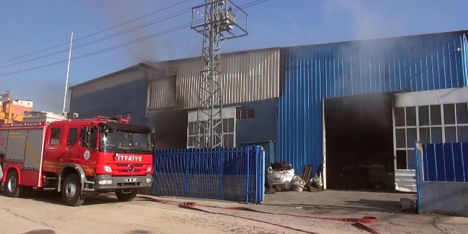 Geri Dönüşüm Dükkanında Çıkan Yangın Paniğe Neden Oldu