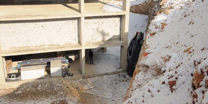 Kayan Araç İnşaatın Temeline Düştü