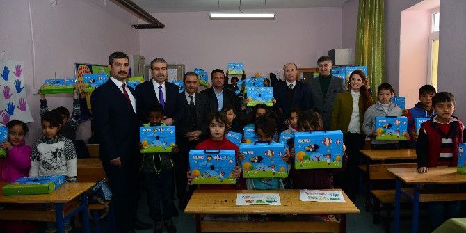 Yabancı Uyruklu Öğrencilere Eğitim Seti Dağıtıldı