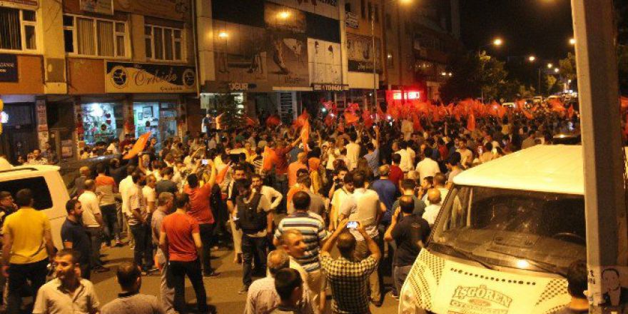 Bingöl’de Halk Sokaklara Döküldü