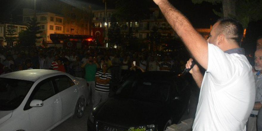 Demre’de Binlerce Kişi Sokakta Nöbet Tutuyor