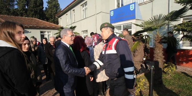 Başkan Akcan Ve Öğrencilerden Jandarmaya Taziye Ziyareti