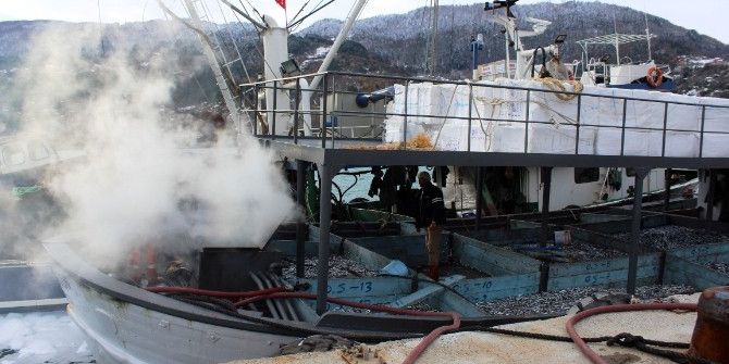 Açıkta Avlanan Teknede Çıkan Yangını İtfaiye Söndürdü