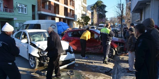 Bafra’da 2 Otomobil Çarpıştı: 3 Yaralı