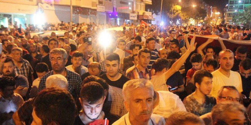 Aydın’da Halk Sokağı Terk Etmiyor