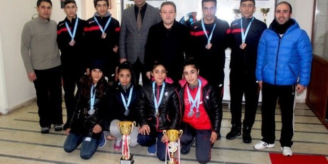 Müdür Alp, Başarılı Atletleri Kabul Etti