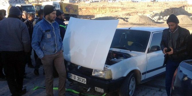 Otomobil Arızalı Araca Çarptı: 1 Yaralı