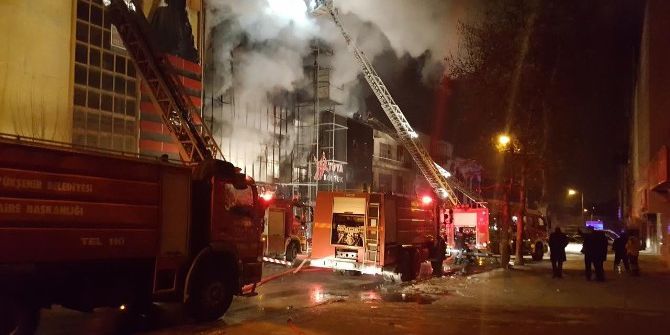 Başkent’te 3 Katlı Mobilya Mağazası Alevlere Teslim Oldu