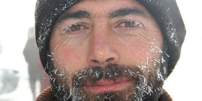 Soğuktan Kirpikleri Ve Kaşları Dondu