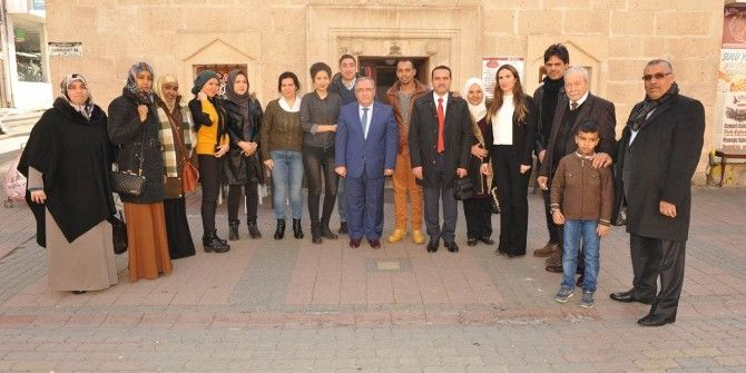 Vali, Mültecilerle Buluştu