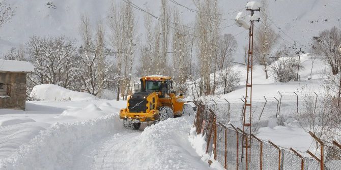 Hakkari’de 8 Köy Ve 19 Mezra Yolu Ulaşıma Kapandı