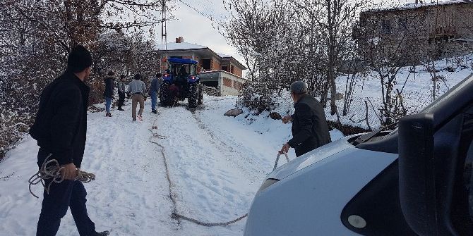 Traktörler Buzlu Yolların Cankurtaranı
