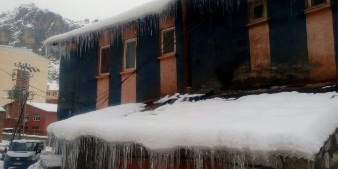 Çukurca’da Buz Kütleleri Bir Metreyi Aştı