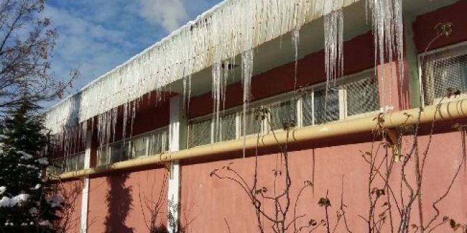 Çatılardaki Buz Sarkıtları İnsan Boyunu Geçti