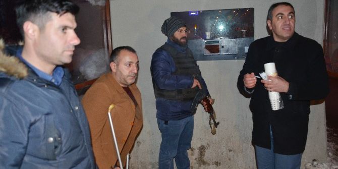 Dondurucu Soğukta Nöbet Tutan Polislere Sıcak İkram