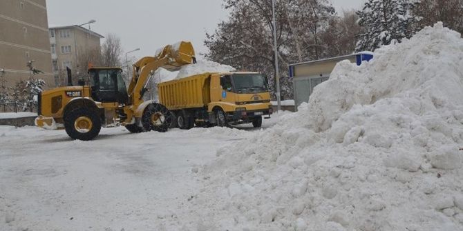 Palandöken Belediyesi Kamyonlarla Şehir Dışına Kar Taşıyor