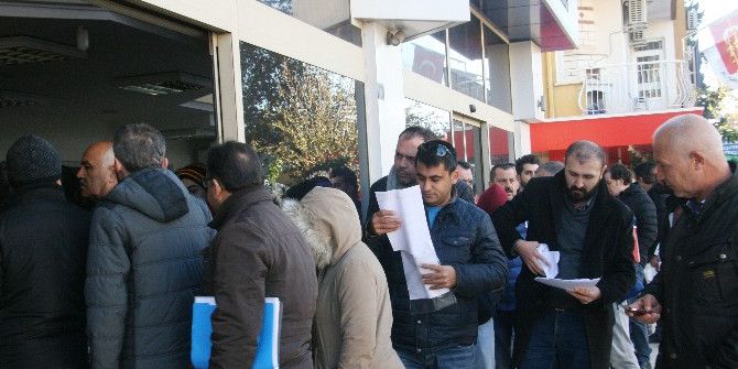 Zaman Azaldıkça Kuyruk Uzuyor