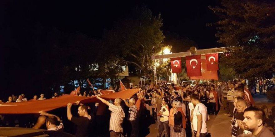 Kuyucak Halkı Demokrasiye Sahip Çıkıyor